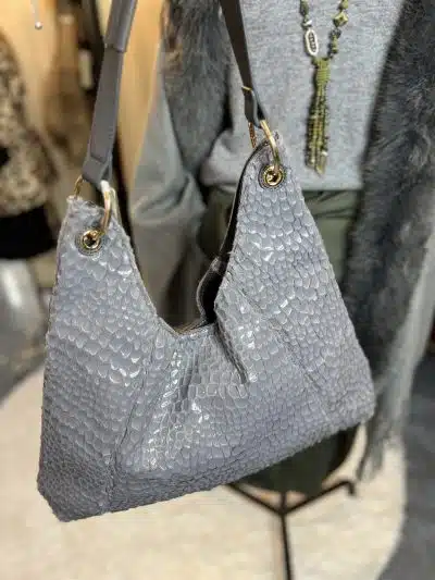 Erlebe mit der Sophia Croco Bag in edlem Grau und goldener Hardware deinen modernen Look zu grauem Top und grünem Rock.