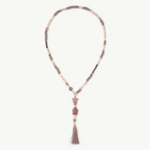 Erlebe deinen Style mit dieser trendigen Kette aus pink-lila Perlen, Stern- und Buddha-Anhängern und coolem Quastenabschluss.
