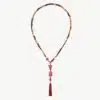 Bring Farbe in deinen Look: Moderne Kette mit roten, orangen und braunen Perlen, Stern- und Rechteck-Charme, roter Quaste.