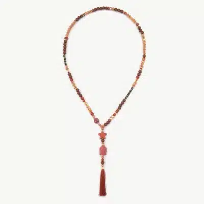 Entdecke das Boho Buddha Necklace - stylische orange-braune Perlen, einen trendigen Sternanhänger & rote Quaste für deinen Look!.