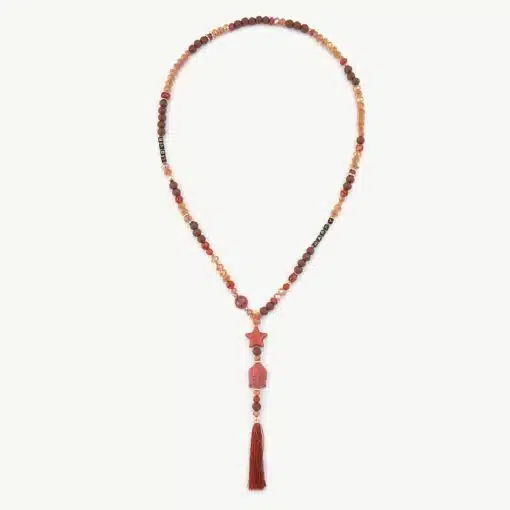 Bring Farbe in deinen Look: Moderne Kette mit roten, orangen und braunen Perlen, Stern- und Rechteck-Charme, roter Quaste.