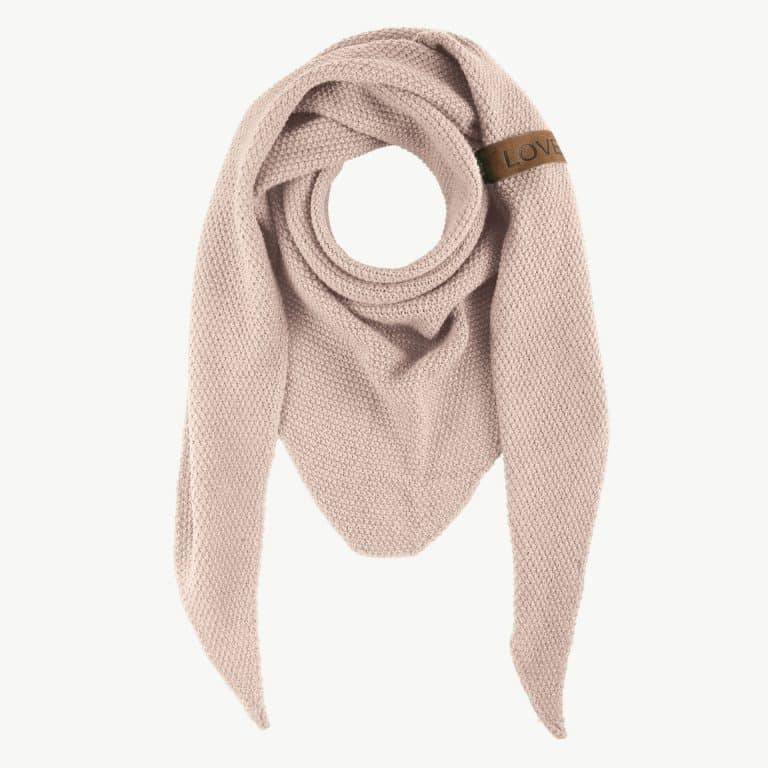 Entdecke deinen neuen Lieblingsschal: Dieser leichte, rosafarbene Strickschal ist ein echtes Statement-Piece! Die spitz zulaufende Form verleiht deinem Look das gewisse Etwas und der stylishe braune Tag mit der Aufschrift "LOVE" rundet das Design liebevoll ab. Ob lässig oder schick kombiniert - mit diesem Accessoire setzt du moderne Akzente und zeigst deine Liebe zum Detail. Mach deinen Alltag ein kleines bisschen schöner!.