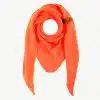 Du wirst dich in diesen leuchtend orangefarbenen Schal verlieben! Sein einzigartiges, modernes Strickdesign mit spitzen Enden setzt ein starkes Fashion-Statement und sorgt für gute Laune an grauen Tagen. Das kleine schwarze "LOVE"-Tag am Saum verleiht dem Look das gewisse Etwas - eine stilvolle Botschaft, die du gerne trägst. Kombiniere den Schal zu deinem Lieblingsoutfit und fühle dich rundum besonders wohl!.