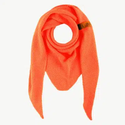 Du wirst dich in diesen leuchtend orangefarbenen Schal verlieben! Sein einzigartiges, modernes Strickdesign mit spitzen Enden setzt ein starkes Fashion-Statement und sorgt für gute Laune an grauen Tagen. Das kleine schwarze "LOVE"-Tag am Saum verleiht dem Look das gewisse Etwas - eine stilvolle Botschaft, die du gerne trägst. Kombiniere den Schal zu deinem Lieblingsoutfit und fühle dich rundum besonders wohl!.