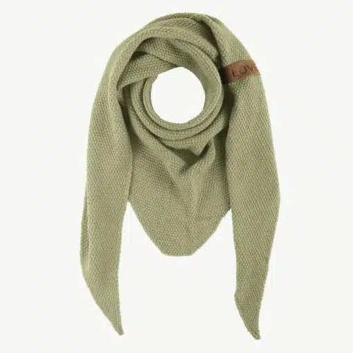 Mach dein Outfit zum echten Hingucker: Trage dieses modisch gestrickte Halstuch in angesagtem Hellgrün! Das dreieckige Design schmiegt sich sanft an deinen Hals und die kleine braune "LOVE"-Label-Applikation an der Seite setzt ein charmantes Statement - genau das richtige Accessoire, um deinem Look eine stylische, persönliche Note zu verleihen.