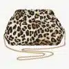 Stell dir vor, du setzt ein Fashion-Statement: Diese Clutch im angesagten Leoparden-Print bringt mutigen Glamour in deinen Look. Der goldene Kettenriemen verleiht dir einen Hauch von Luxus und sorgt dafür, dass du sie entspannt über der Schulter tragen kannst. Das raffinierte Falten-Design macht die Tasche zum echten Hingucker - modern interpretiert und mit runder Form liegt sie perfekt in deiner Hand. Verleihe deinem Outfit das gewisse Etwas und zieh alle Blicke auf dich!.
