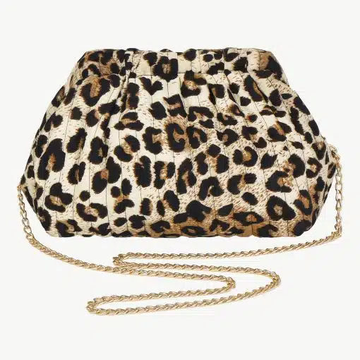 Stell dir vor, du setzt ein Fashion-Statement: Diese Clutch im angesagten Leoparden-Print bringt mutigen Glamour in deinen Look. Der goldene Kettenriemen verleiht dir einen Hauch von Luxus und sorgt dafür, dass du sie entspannt über der Schulter tragen kannst. Das raffinierte Falten-Design macht die Tasche zum echten Hingucker - modern interpretiert und mit runder Form liegt sie perfekt in deiner Hand. Verleihe deinem Outfit das gewisse Etwas und zieh alle Blicke auf dich!.