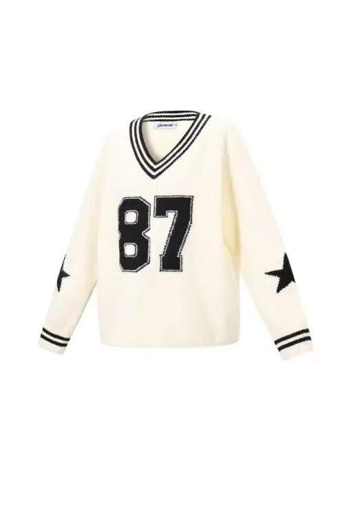 Erlebe den Varsity Star Pulli: Cremefarben, fetzige "87", trendige Stern-Patches & angesagte schwarze Streifen-Details.