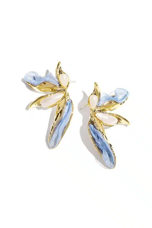 Setzen Sie ein Statement mit diesen gold-blauen Ohrringen - moderne Eleganz mit weißen Akzenten, inspiriert von zarten Blütenblättern.