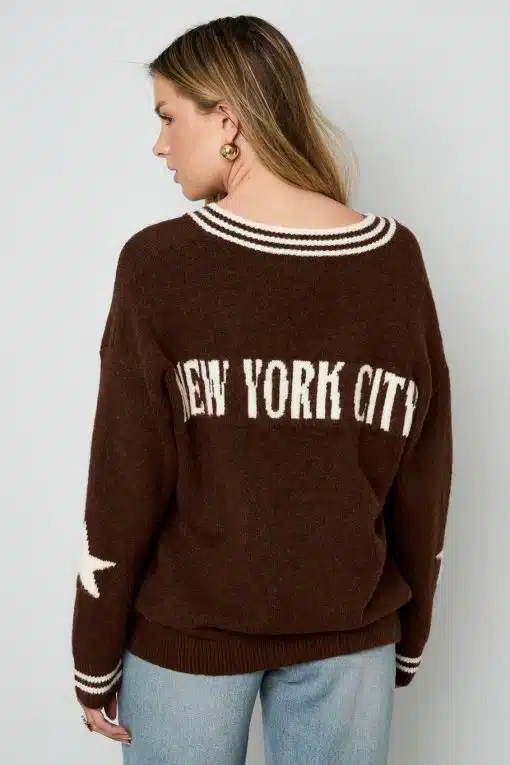 Zieh den Varsity Star Pulli an - braun, mit "New York City"-Backprint und Stern am Ärmel - zu hellblauen Jeans für deinen coolen Style.