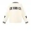 Zieh den Varsity Star Pulli an: Weiß, mit fettem "NEW YORK CITY" Schriftzug am Rücken und modernen schwarzen Sternen an den Ärmeln.