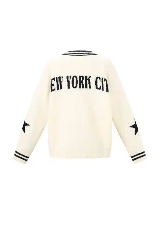 Zieh den Varsity Star Pulli an: Weiß, mit fettem "NEW YORK CITY" Schriftzug am Rücken und modernen schwarzen Sternen an den Ärmeln.