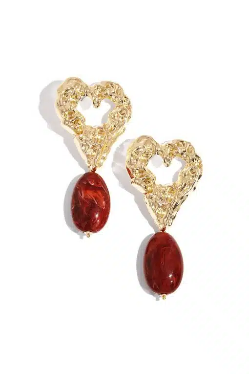 Setze ein Statement mit den Heart Glow Ohrsteckern: Goldene Herzen und leuchtend rote Steine für deinen modernen Look.