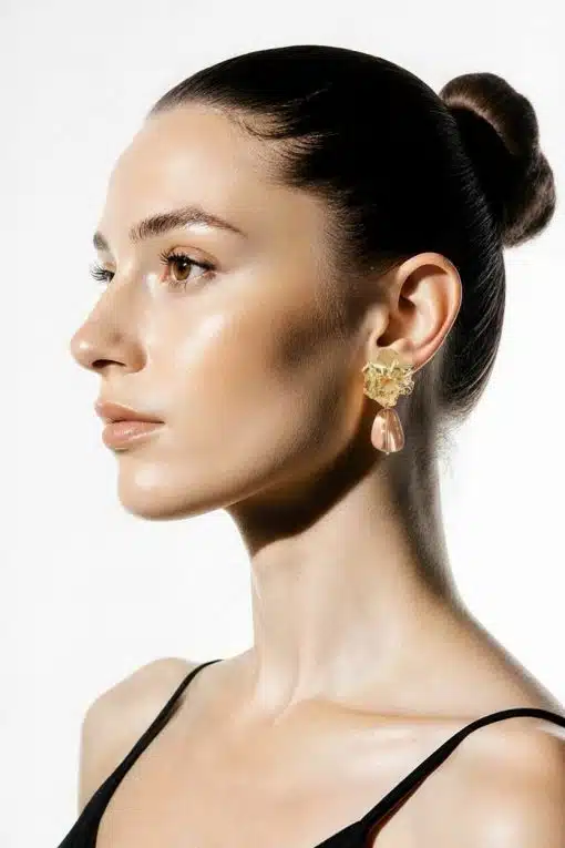 Zeige dich modern und stilvoll: Mit hochgesteckten Haaren, schwarzen Trägern und den Floral Elegance Ohrsteckern.