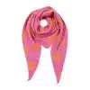Entdecke deinen neuen Lieblings-Dreieckschal: Pinker Stoff mit orangefarbenen Smileys, stylisch gefaltet für gute Laune!.