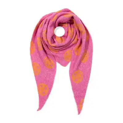 Entdecke deinen neuen Lieblings-Dreieckschal: Pinker Stoff mit orangefarbenen Smileys, stylisch gefaltet für gute Laune!.