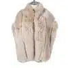 Entdecke deinen neuen Look mit diesem schicken, beigefarbenen Kunstfell-Schal auf edlem Dressform - stylisch und modern!.