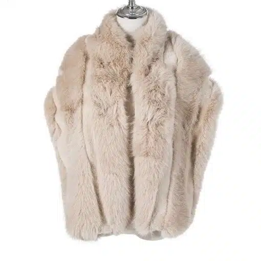 Entdecke deinen neuen Look mit diesem schicken, beigefarbenen Kunstfell-Schal auf edlem Dressform - stylisch und modern!.