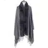 Entdecke den grauen Jolina Poncho mit Kunstfellbesatz und Fransen - ein elegantes Must-have, das deinen Look aufwertet!.