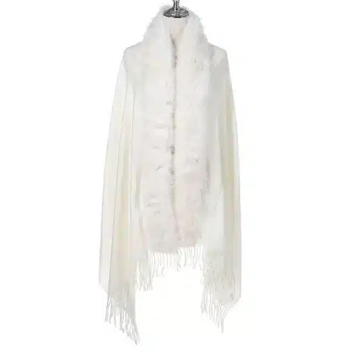 Entdecke den Jolina Poncho Schal: Weißes Design mit flauschigem Fellbesatz und Fransen - dein Must-have für luxuriöse Looks!.