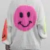 Mit dem SMILY Pulli trägst du ein weißes Statement: großer pinker Smiley hinten, bunte Smileys auf den Ärmeln - Happiness pur!.