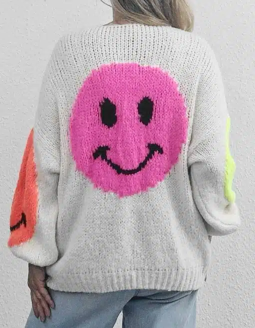 Mit dem SMILY Pulli trägst du ein weißes Statement: großer pinker Smiley hinten, bunte Smileys auf den Ärmeln - Happiness pur!.