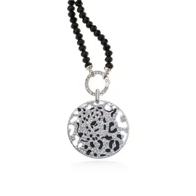 Entdecke deinen modernen Look mit dieser schwarzen Perlenkette und dem funkelnden Wild Change Anhänger aus edlem Silber!.
