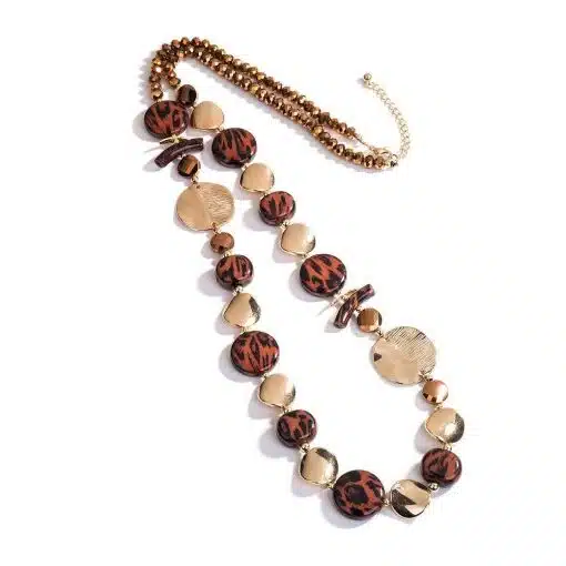 Verleihe deinem Look mit der Golden Jungle Statementkette einen Hauch Wildnis - goldene, braune und Animal-Print-Perlen!.