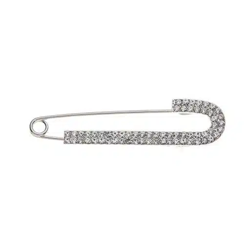 Verleihe deinem Outfit mit der Shine & Chic Ponchonadel glänzenden Glamour: Silberpin, verziert mit zwei Reihen funkelnder Strasssteine.