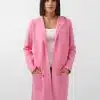 Entdecke deinen Look: Trage den Janina Basic von Zwillingsherz - der lange, pinke Kapuzen-Cardigan über weißem Top.