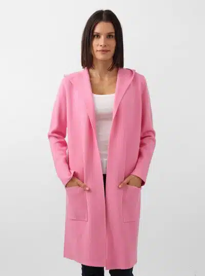 Entdecke deinen Look: Trage den Janina Basic von Zwillingsherz - der lange, pinke Kapuzen-Cardigan über weißem Top.