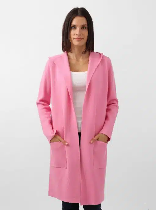 Entdecke deinen Look: Trage den Janina Basic von Zwillingsherz - der lange, pinke Kapuzen-Cardigan über weißem Top.