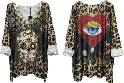 Entdecke das Leopardenprint-Shirt mit mystischem Totenkopf vorne und Herz-mit-Auge-Design hinten - dein urbaner Statement-Look!.