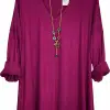 Erlebe Komfort & Style mit dem magenta Shirt "LanaMix" - modern inszeniert mit gerollten Ärmeln und zartem Charme-Anhänger.