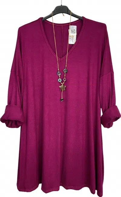Erlebe Komfort & Style mit dem magenta Shirt "LanaMix" - modern inszeniert mit gerollten Ärmeln und zartem Charme-Anhänger.