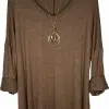 Mit dem braunen "LanaMix"-Langarmshirt mit lässig gekrempelten Ärmeln und Kettenanhänger strahlst du Komfort & Style aus.