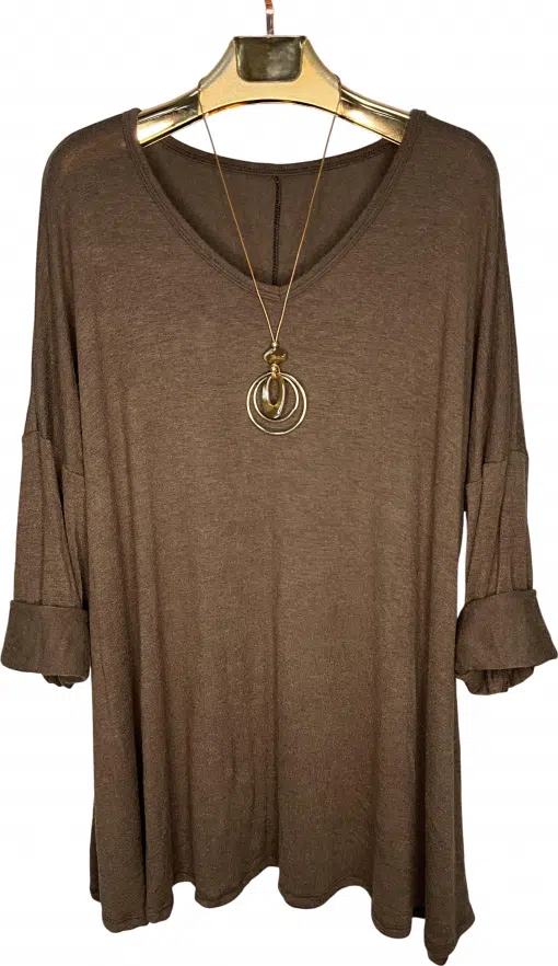 Mit dem braunen "LanaMix"-Langarmshirt mit lässig gekrempelten Ärmeln und Kettenanhänger strahlst du Komfort & Style aus.