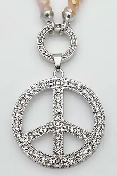 Trage dein Statement: Funkelnder Peace-Anhänger mit Strass und Herzvoll-Wechselanhänger an moderner Perlenkette für deinen Look.