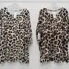 Entdecke deinen Wild-Look: Zwei Safari-Shirts im modernen Leopardenmuster warten auf stylishen Auftritt an klaren Hängern.