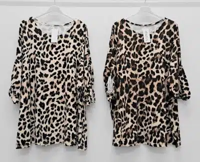 Entdecke deinen Wild-Look: Zwei Safari-Shirts im modernen Leopardenmuster warten auf stylishen Auftritt an klaren Hängern.
