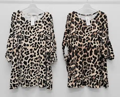Entdecke deinen Wild-Look: Zwei Safari-Shirts im modernen Leopardenmuster warten auf stylishen Auftritt an klaren Hängern.