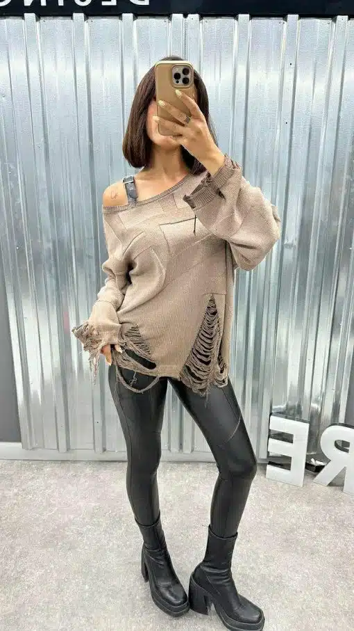 Du rockst den Look: Zerissener beiger Pullover, schwarze Lederleggings und klobige Boots - stylisch im Spiegel-Selfie!.