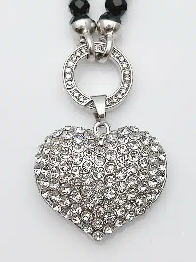 Erlebe den Himmelsduett Wechsel Anhänger - ein silbernes, glitzerndes Herz am funkelnden Perlen-Collier, das dich strahlen lässt.