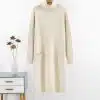 Erlebe das Winter Warmth Strickkleid in Beige mit langen Ärmeln und Taschen - dein stilvolles Must-have neben modernem Interior.