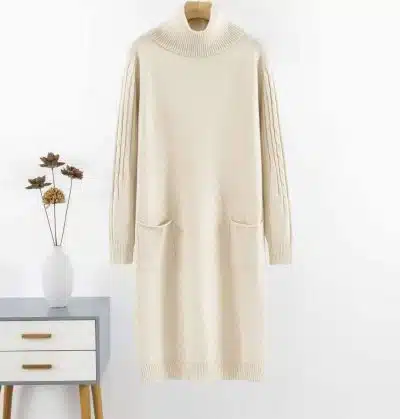 Erlebe das Winter Warmth Strickkleid in Beige mit langen Ärmeln und Taschen - dein stilvolles Must-have neben modernem Interior.