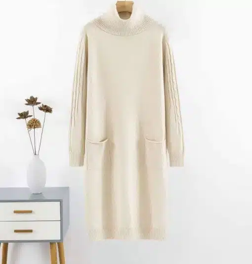 Erlebe das Winter Warmth Strickkleid in Beige mit langen Ärmeln und Taschen - dein stilvolles Must-have neben modernem Interior.