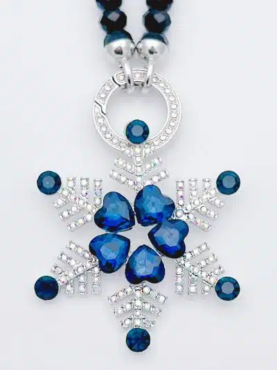 Entdecke den Schutzengel Wechsel Anhänger: Dein silbernes Snowflake-Statement mit blauen Steinen, funkelnd am Perlenband - modern & stilvoll.