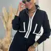 Strahle im "Black & White Chic" Zweiteiler, setze mit Sonnenbrille, goldenen Accessoires und Uhr ein cooles Fashion-Statement!.