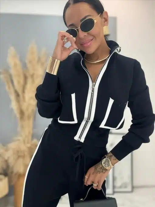 Strahle im "Black & White Chic" Zweiteiler, setze mit Sonnenbrille, goldenen Accessoires und Uhr ein cooles Fashion-Statement!.