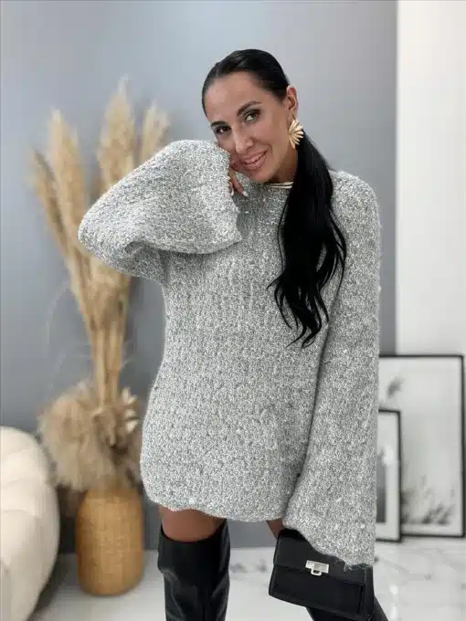 Mit dem Miss Starry Longpullover in Grau, schwarzen Boots und stylischer Tasche setzt du im modernen Ambiente ein echtes Fashion-Statement.